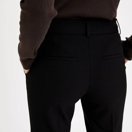 Clara Regular 285 | Black