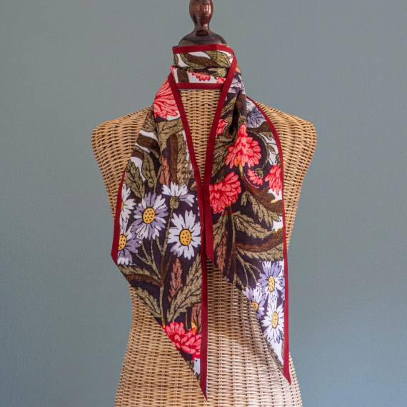 Tapis Noir - Slim flower Stripe scarf knyting