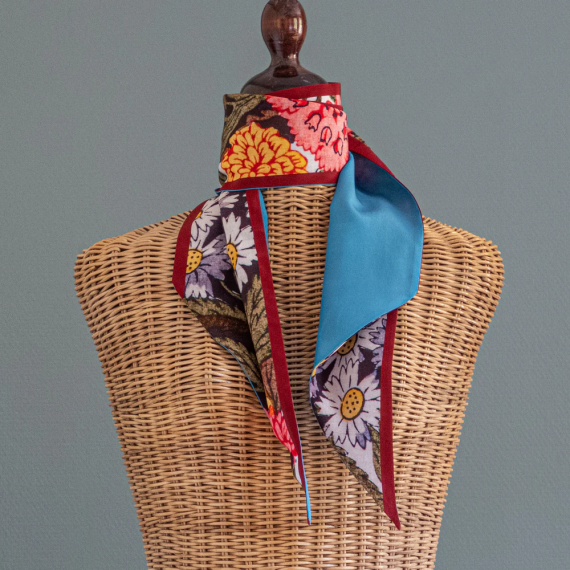 Tapis Noir - Slim flower Stripe scarf knyting