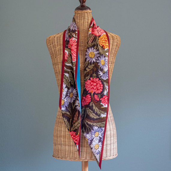 Tapis Noir - Slim flower Stripe scarf knyting