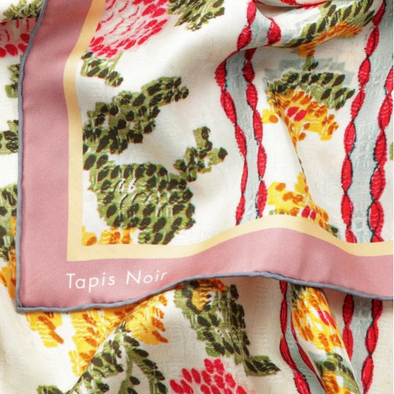 Tapis noir - Classical Yellow Flower Scarf zoomed in logo