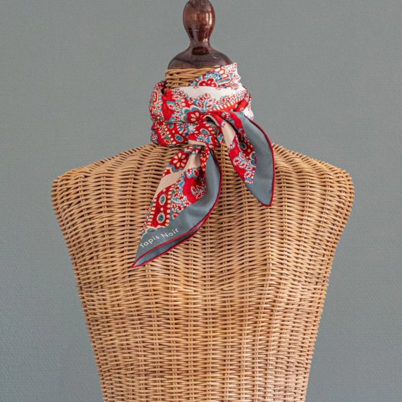 Tapis Noir - Classical Red Paisley Scarf how to fold